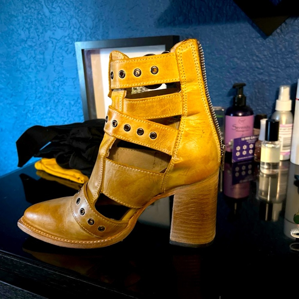 Freebird boots, mustard yellow, brand new